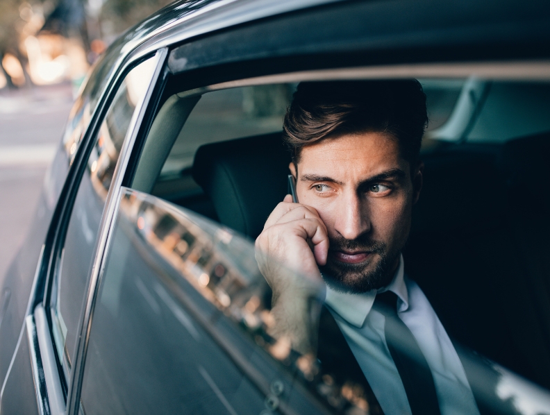 Business man em transporte executivo com a Golden Tranfer.
